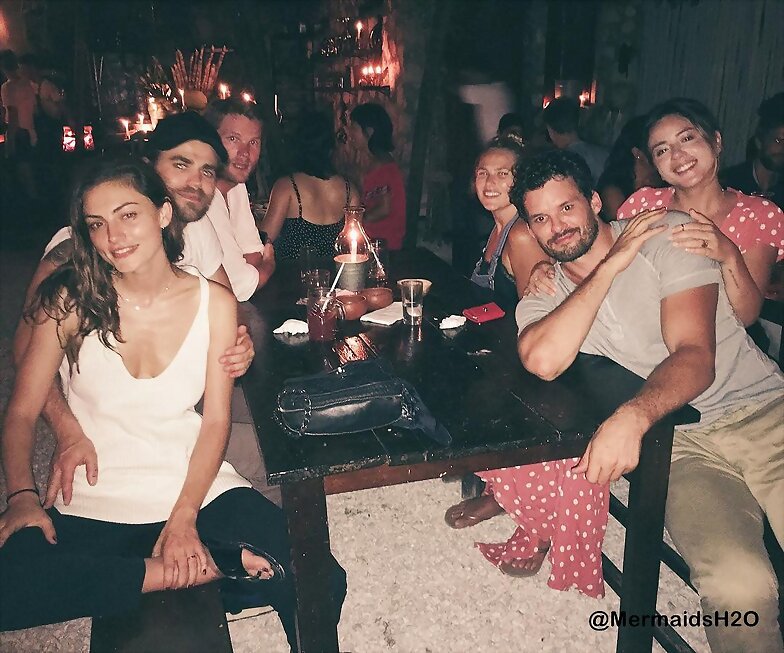 Phoebe Tonkin y novio Paul Wesley en Tulum, Mexico