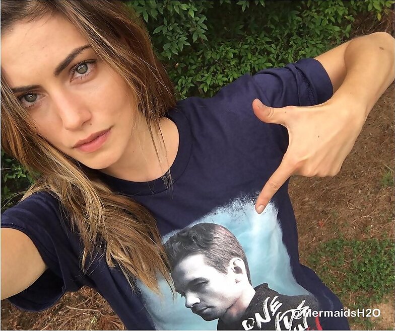 Phoebe Tonkin apoyando RAINN