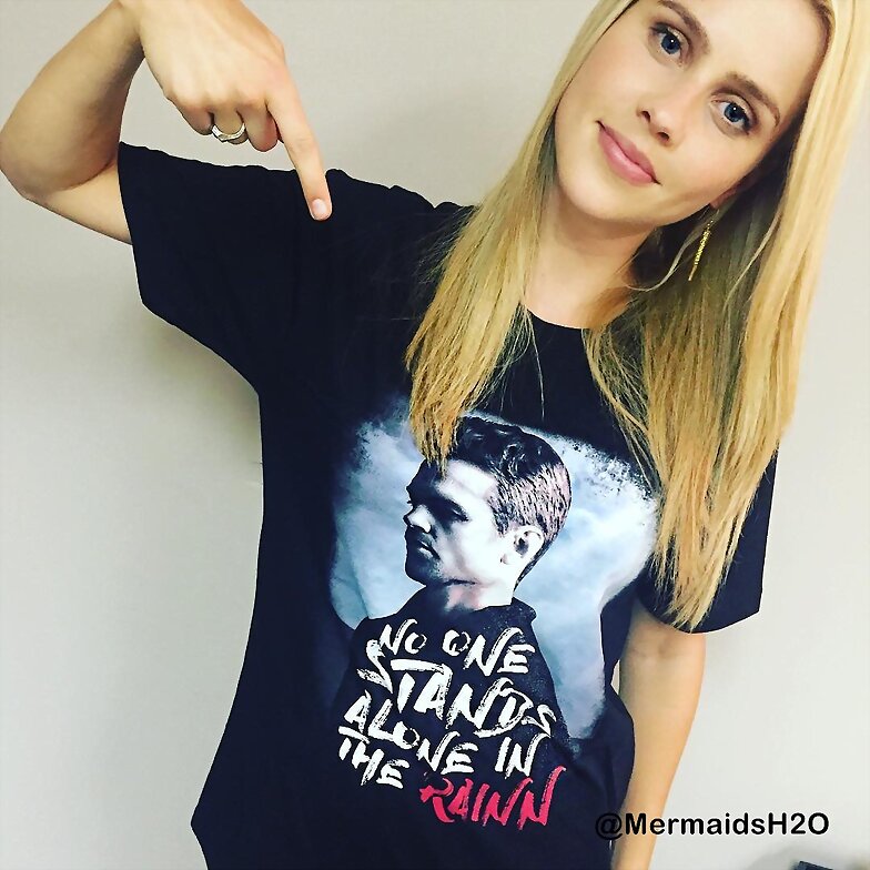 Claire Holt apoyando RAINN