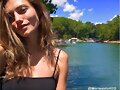 Phoebe Tonkin en el Lake Lanier en Atlanta