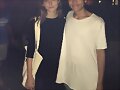 Phoebe Tonkin con un fan