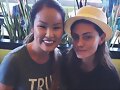 Phoebe Tonkin con una fan en Atlanta