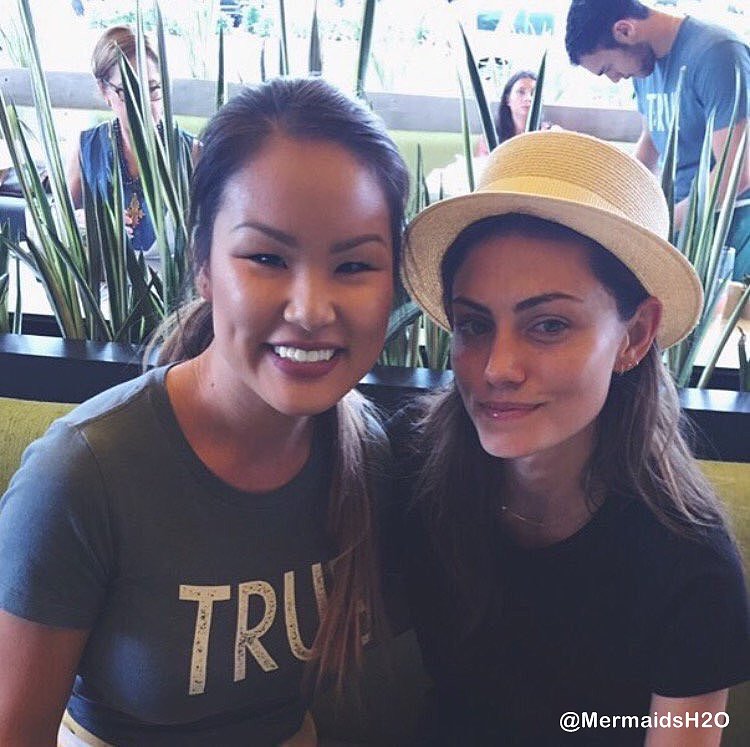 Phoebe Tonkin con una fan en Atlanta