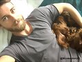Luke Mitchell con su perro Alfie