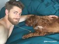 Luke Mitchell con su perro Alfie