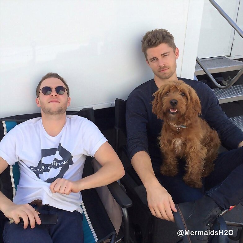 Luke Mitchell con su perro Alfie