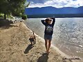 Allie Bertram con su perro Charles