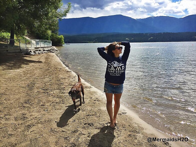 Allie Bertram con su perro Charles