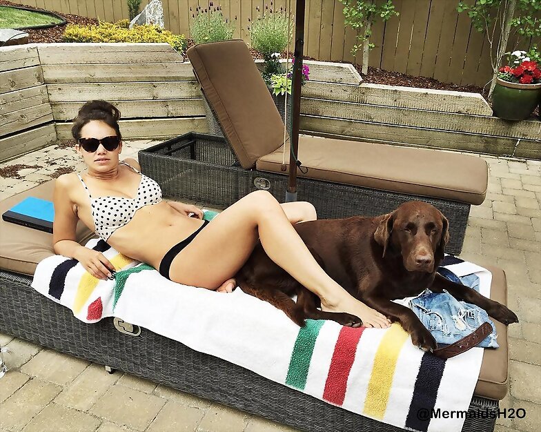 Allie Bertram con su perro Charles