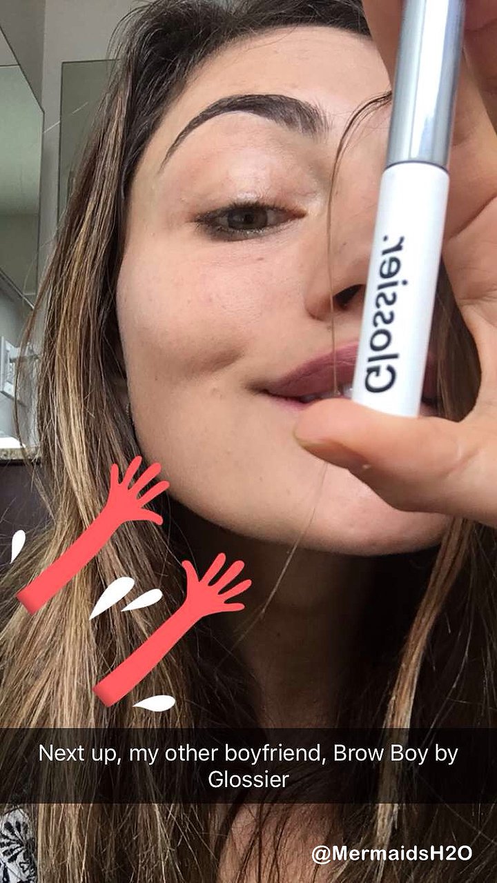 Phoebe Tonkin en Glossier snapchat