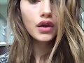 Phoebe Tonkin en Glossier snapchat