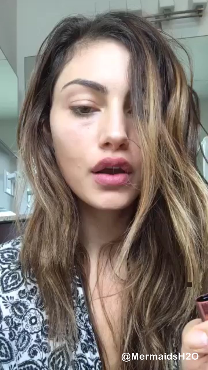 Phoebe Tonkin en Glossier snapchat