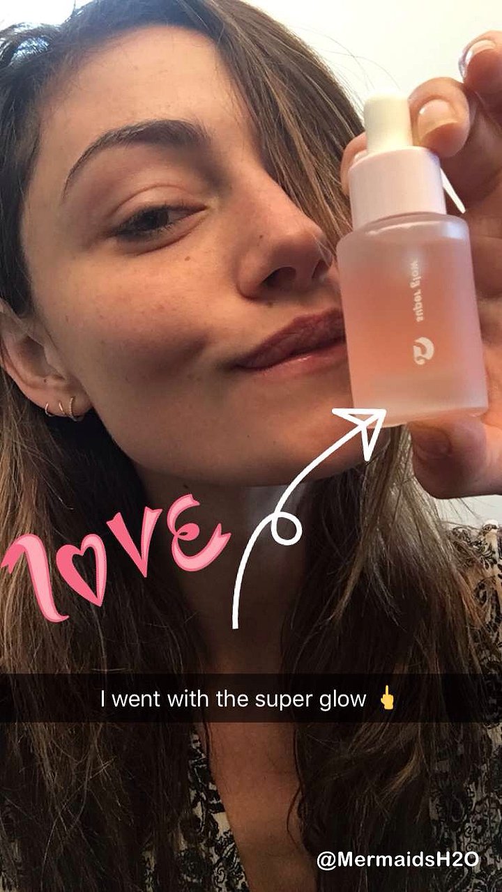 Phoebe Tonkin en Glossier snapchat