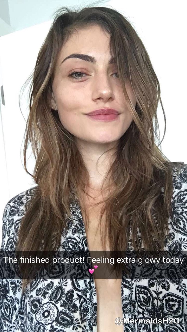 Phoebe Tonkin en Glossier snapchat