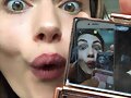 Phoebe Tonkin en Glossier snapchat