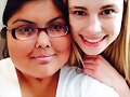 Lucy Fry con una fan