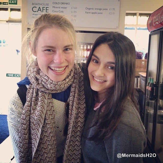 Lucy Fry con una fan