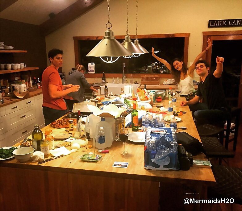 Phoebe Tonkin y novio Paul Wesley en Lake Lanier
