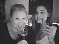Phoebe Tonkin y Julie Plec