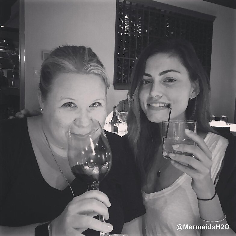 Phoebe Tonkin y Julie Plec