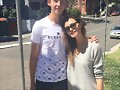 Phoebe Tonkin con un fan en Sydney Australia