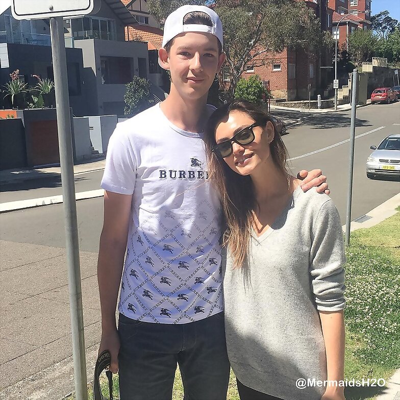 Phoebe Tonkin con un fan en Sydney Australia