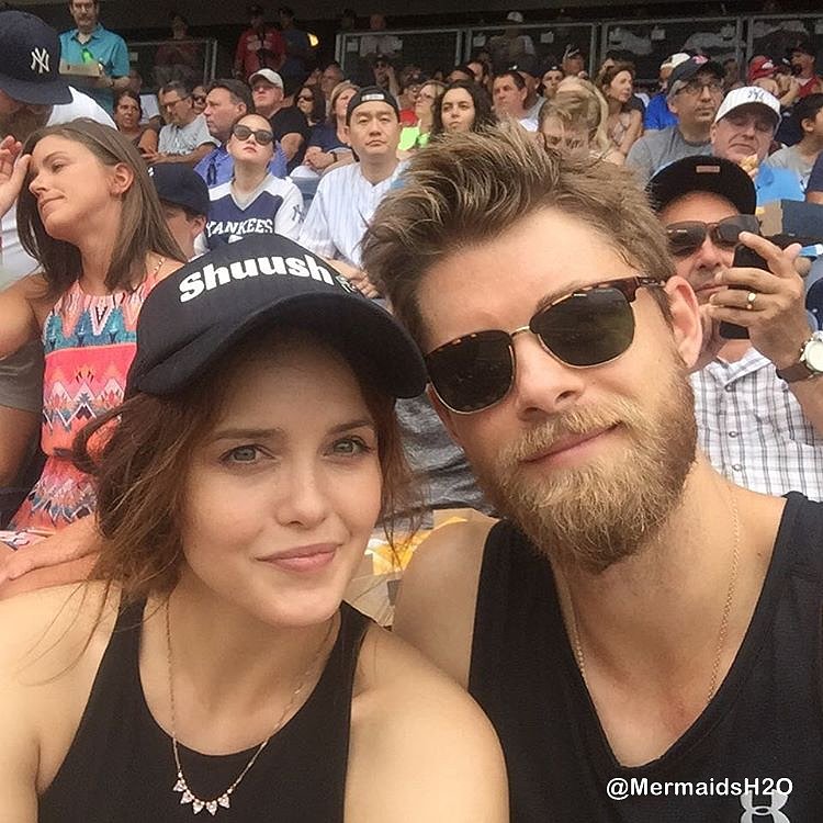 Luke Mitchell & su esposa Rebecca Breeds