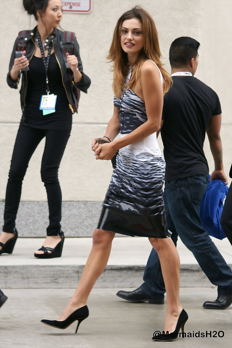 Phoebe Tonkin-Outside Hard Rock Hotel in San Diego