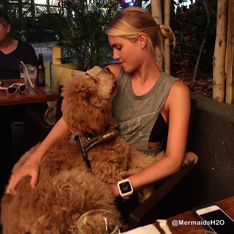 Claire Holt con su perro Henry