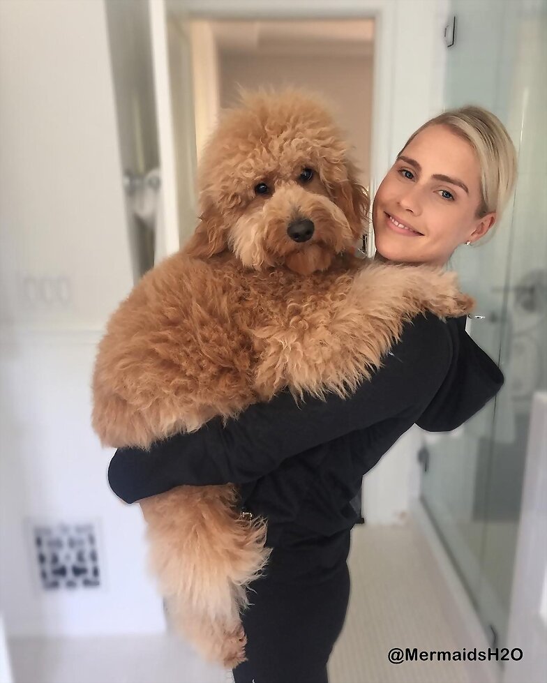Claire Holt con su perro Henry
