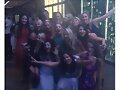 Phoebe Tonkin en la boda de su amiga en Australia