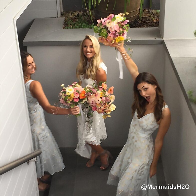 Phoebe Tonkin en la boda de su amiga en Australia