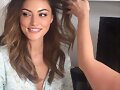 Phoebe Tonkin preparandose a la boda de su amiga