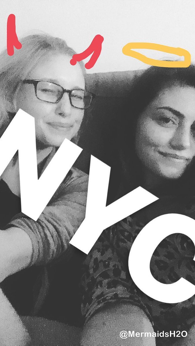 Phoebe Tonkin con su hermana Abby en New York