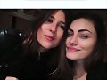 Phoebe Tonkin con su amiga Ilona Hamer