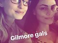 Phoebe Tonkin con su hermana Abby en New York