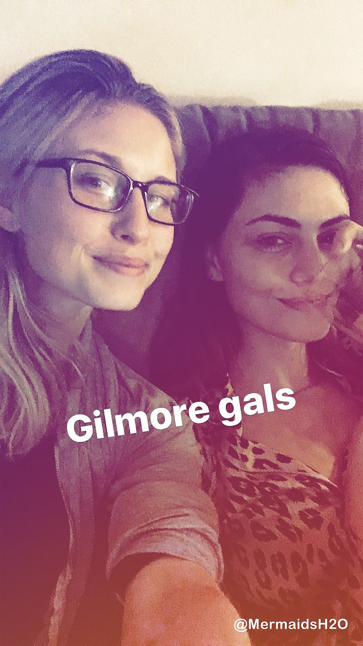 Phoebe Tonkin con su hermana Abby en New York