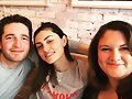 Phoebe Tonkin con amigos en New York