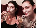 Phoebe Tonkin con su amiga Ilona Hamer en New York