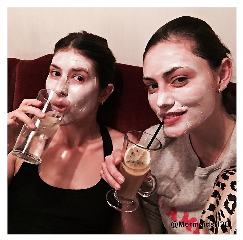 Phoebe Tonkin con su amiga Ilona Hamer en New York