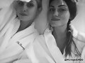 Phoebe Tonkin con su hermana Abby en New York