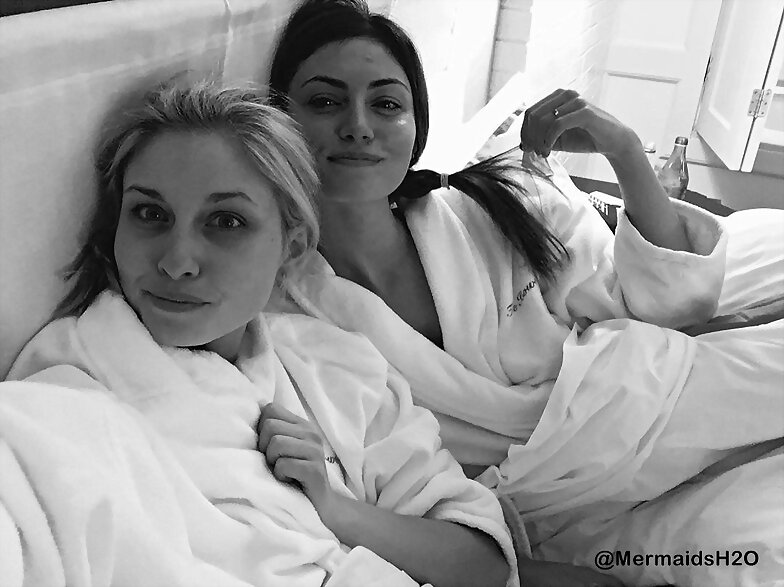 Phoebe Tonkin con su hermana Abby en New York