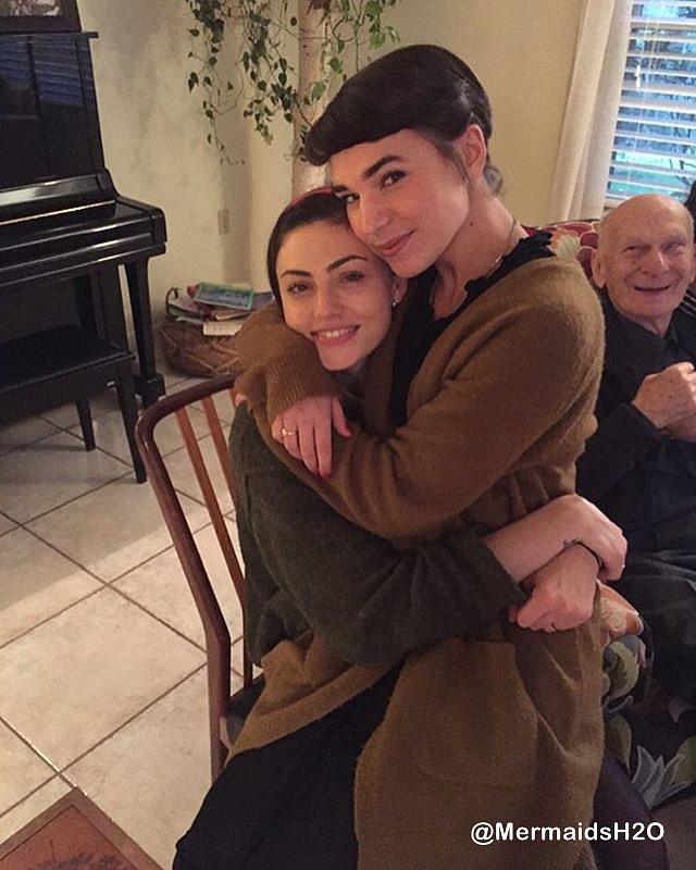 Phoebe Tonkin con familia de su novio Paul Wesley