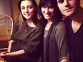 Phoebe Tonkin con familia de su novio Paul Wesley