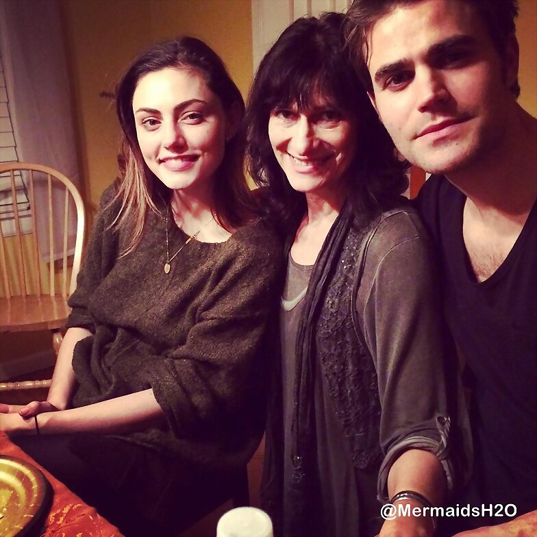 Phoebe Tonkin con familia de su novio Paul Wesley