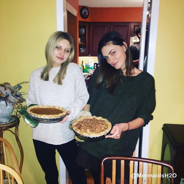 Phoebe Tonkin y su hermana en Thanksgiving 2016