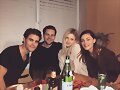 Phoebe Tonkin con familia de su novio Paul Wesley