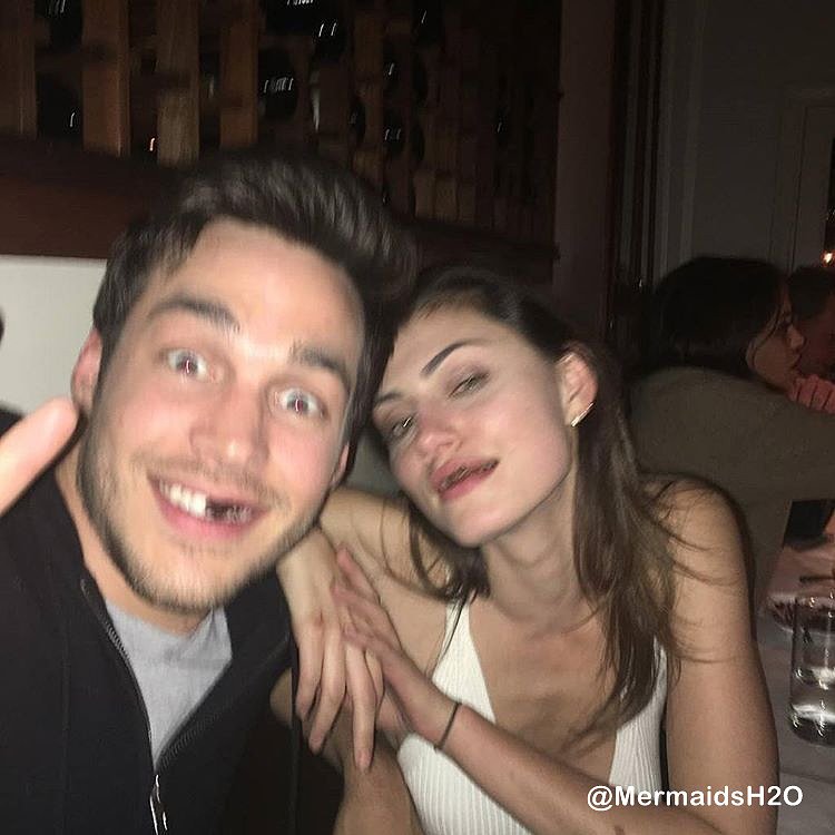 Phoebe Tonkin y Chris Wood en el cumpleaños de Ian