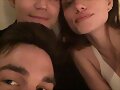 Phoebe Tonkin, su novio Paul Wesley y Chris Wood