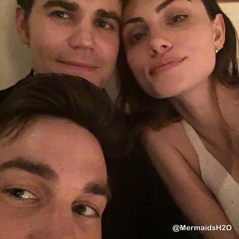 Phoebe Tonkin, su novio Paul Wesley y Chris Wood